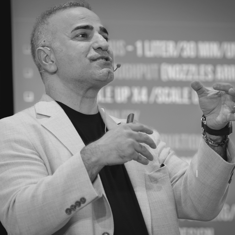 Headshot of Behzad Mahdavi, Chief Commercial Officer, Biodextris